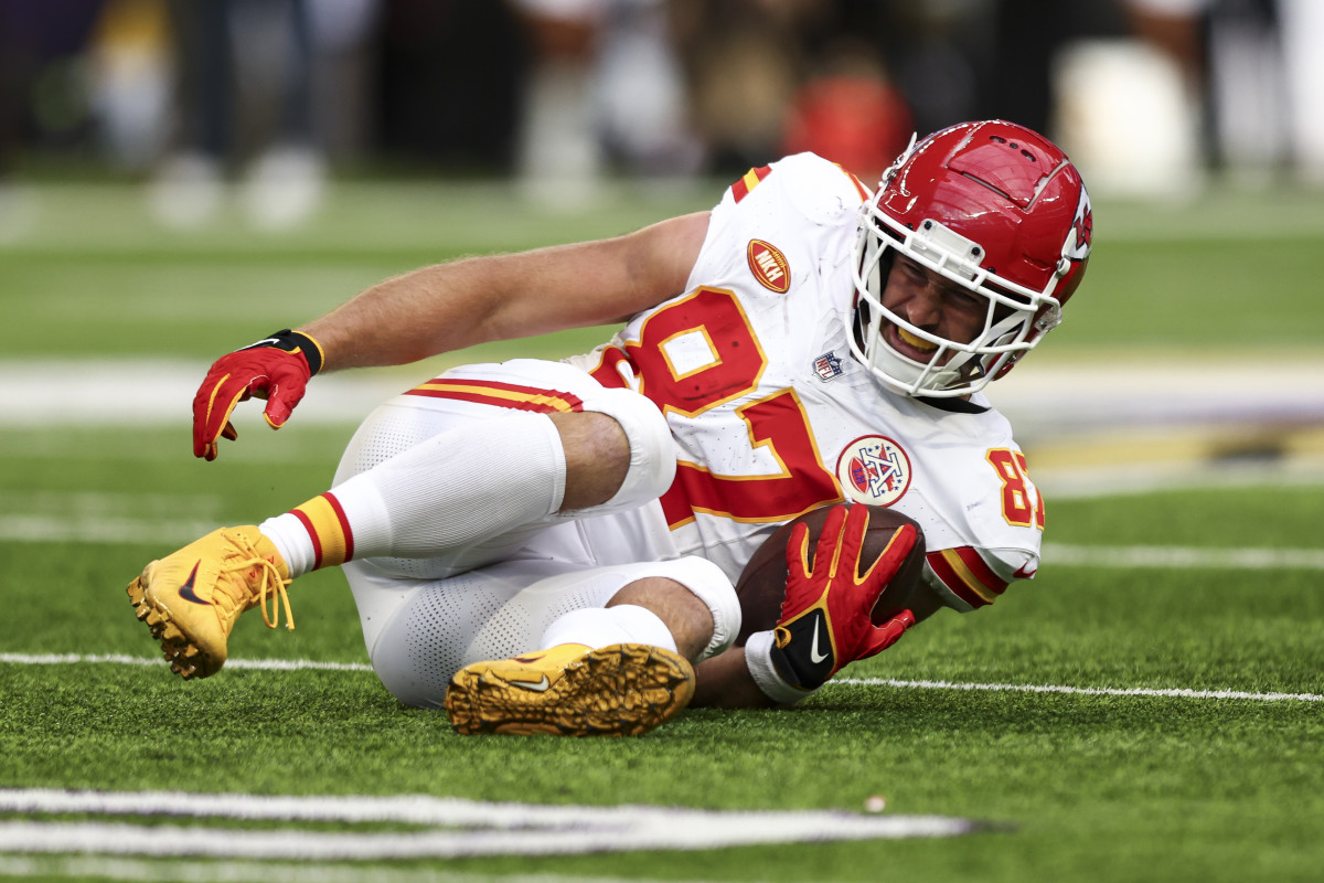 Travis Kelce Takes A Big Step At Practice Amid His Injury The Spun