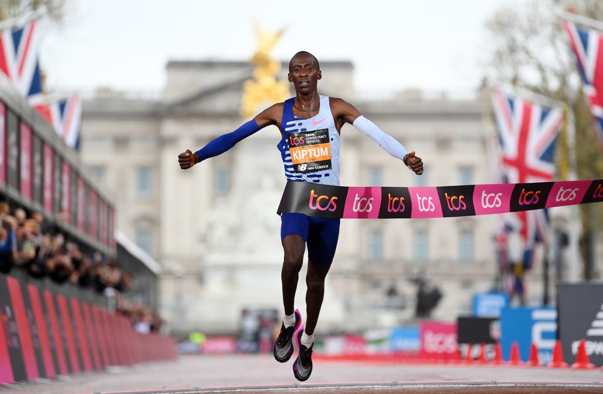 Kenyan Runner Destroys World Marathon Record In Chicago Race The Spun
