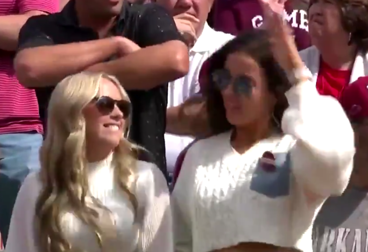 Two Fans Going Viral During Arkansas Mississippi State Game The Spun 7331