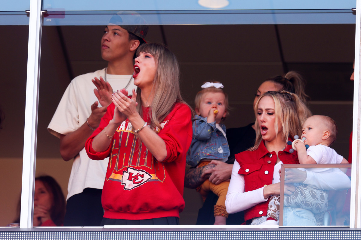Ok, this is getting a little weird. Paused the game on  TV and these  little Taylor Swift heart hands popped up. : r/KansasCityChiefs