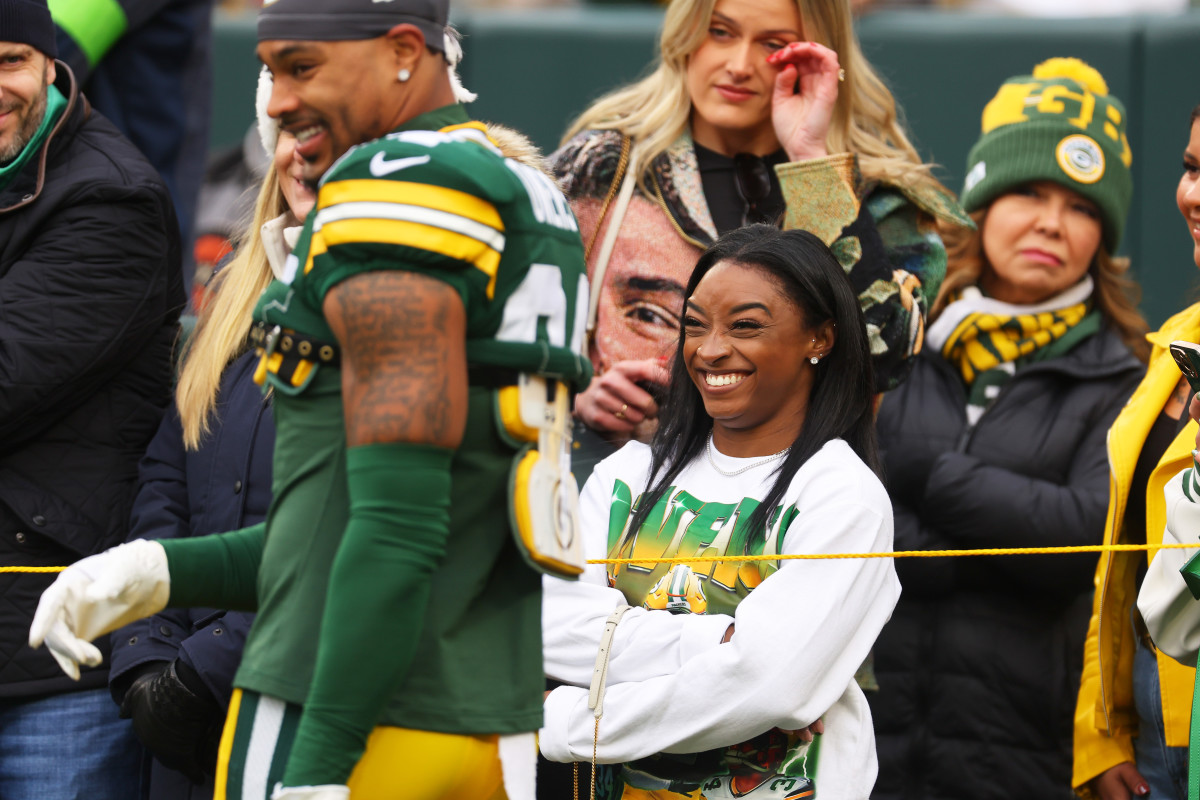 NFL Fans Obsessed With Simone Biles Outfit On Sunday The Spun