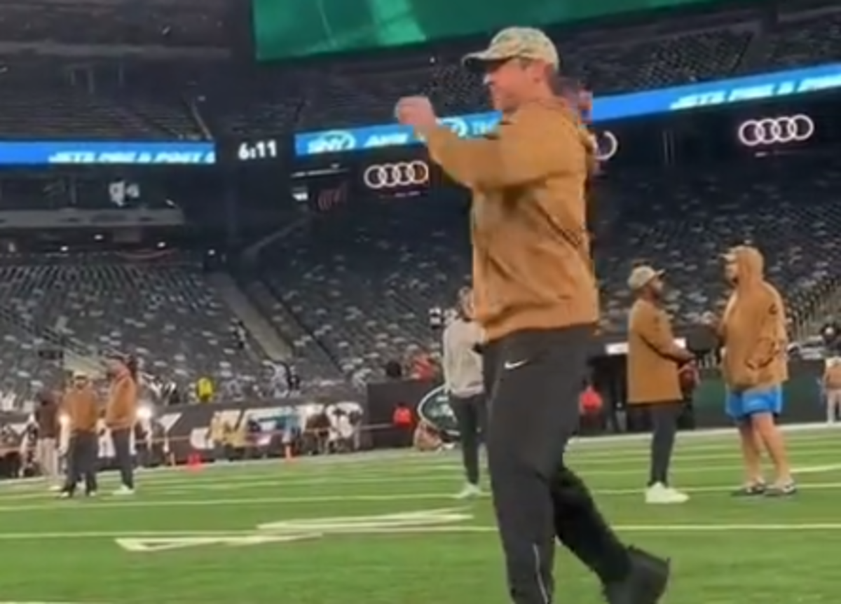 Fans Are Buzzing Over Pregame Aaron Rodgers Throwing Video The Spun