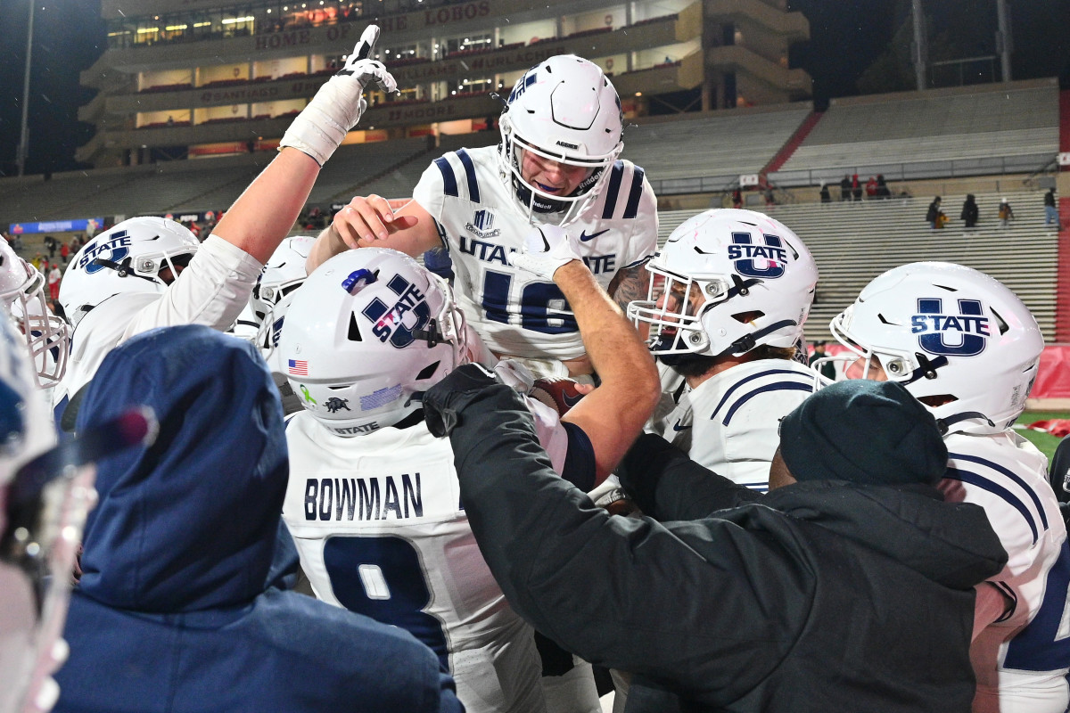 College Football Starting Quarterback Leaving School To Become Navy   Utah State V New Mexico 