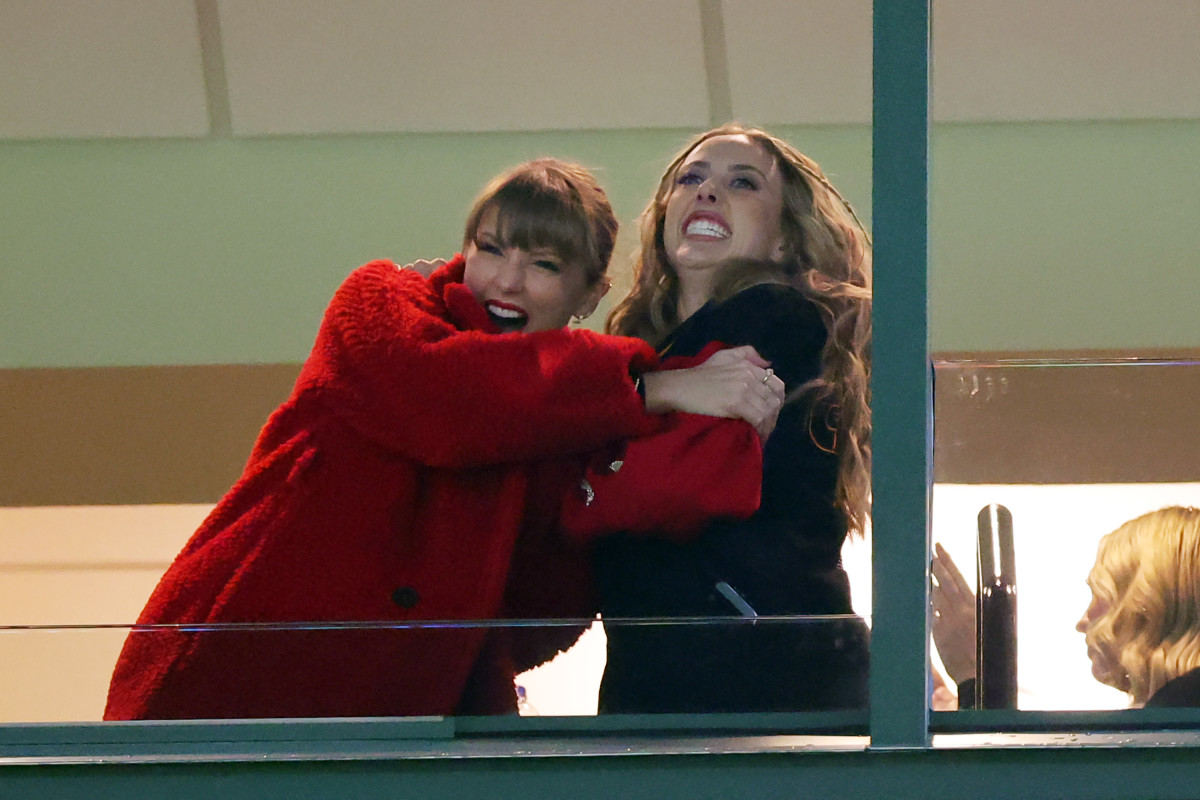 Video: Taylor Swift Kisses Brittany Mahomes' Head At Lambeau Field ...