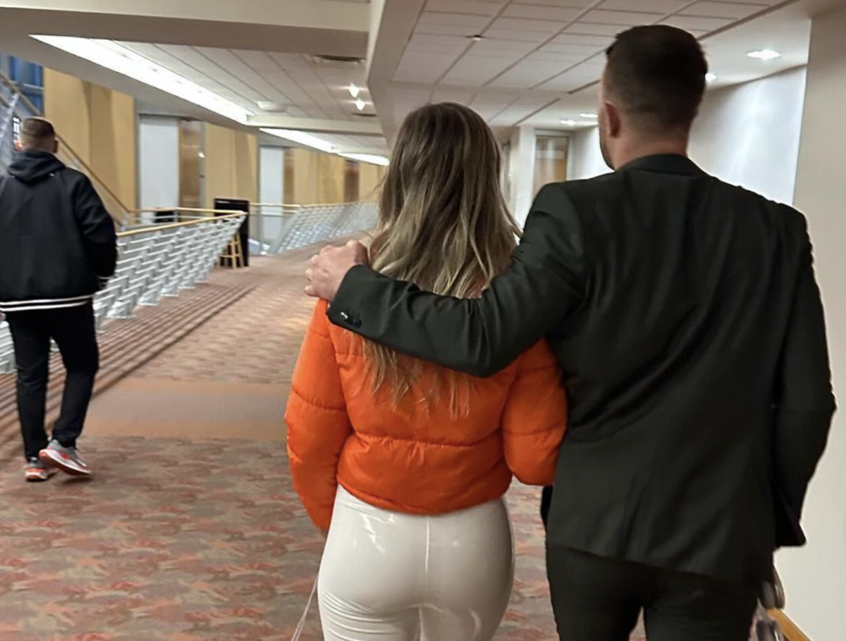 NFL Quarterback s Girlfriend Wearing Full Bodysuit At Sunday s Game