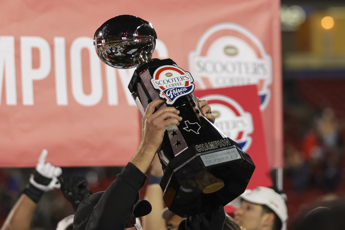 College Football Fans Are Furious There's No Bowl Game Tonight The Spun