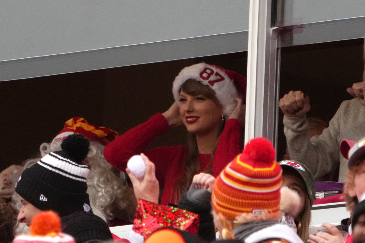 Taylor Swift's Chiefs Game Outfit Goes Viral - 💜 Taylorium