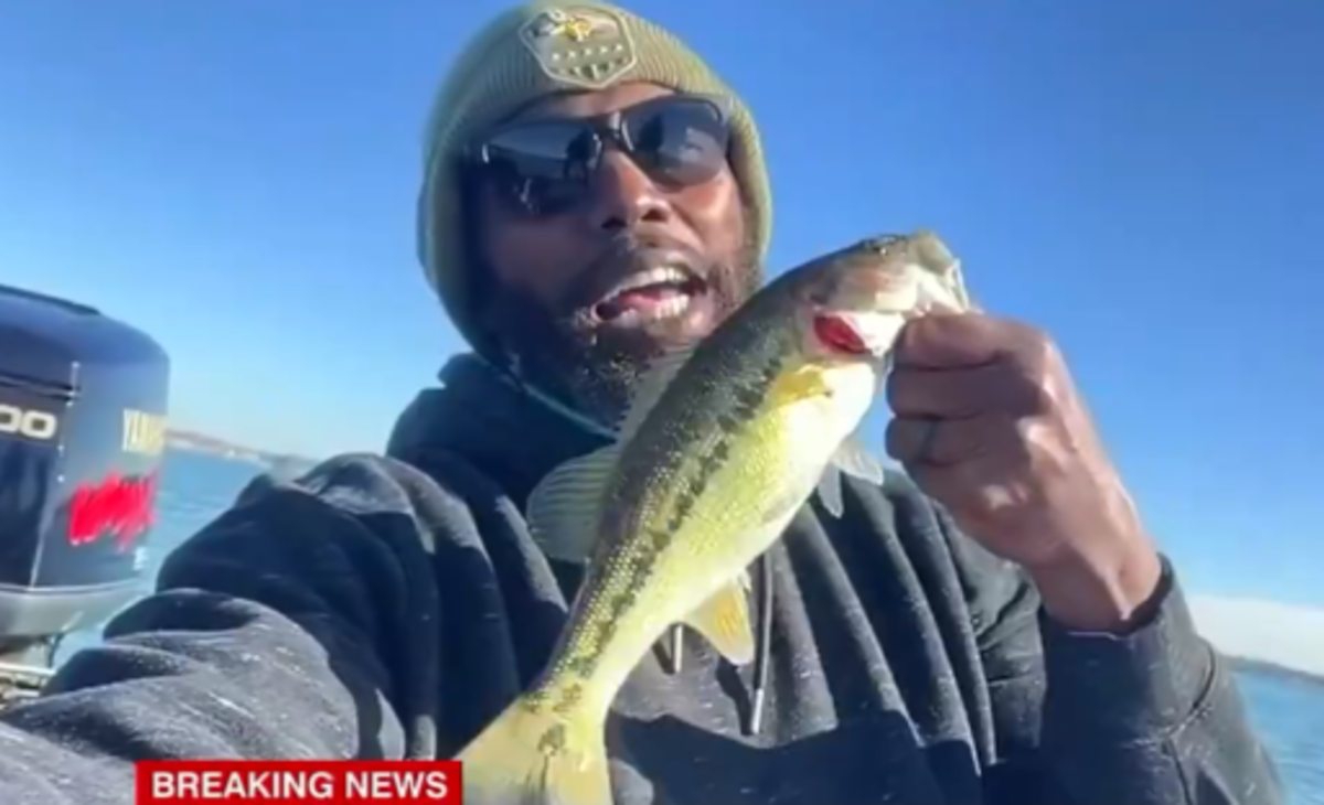 Video Randy Moss Reacts To Bill Belichick Leaving From A Fishing Boat   Randy Moss 