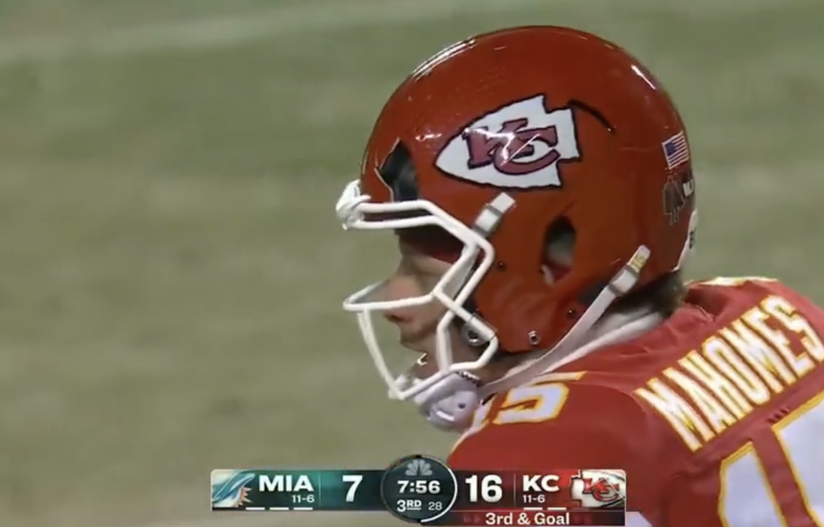 Nfl Announces It S Examining Patrick Mahomes Broken Helmet The Spun