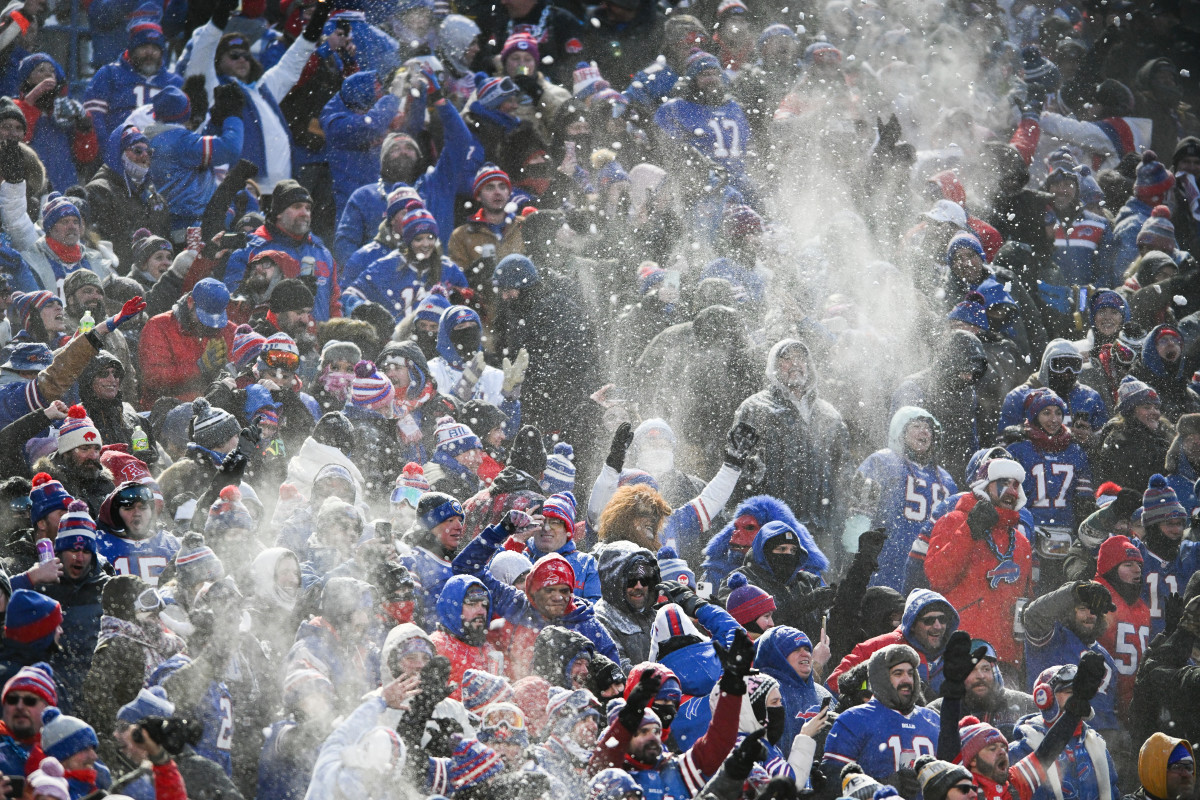 Snow Is Falling Ahead Of Kickoff In Buffalo On Sunday Night The Spun