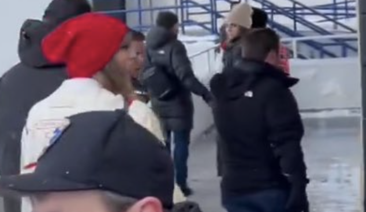 Photo Of Young Bills Fan Trolling Taylor Swift Is Going Viral - The Spun