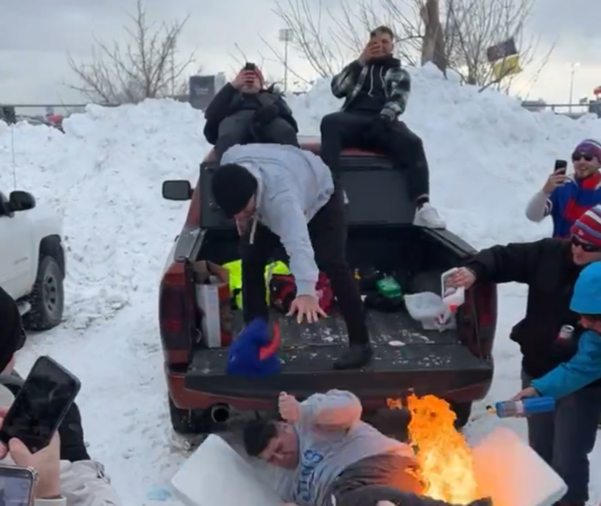 Video NFL Fan Catches Fire During Tailgate In Buffalo On Sunday The Spun