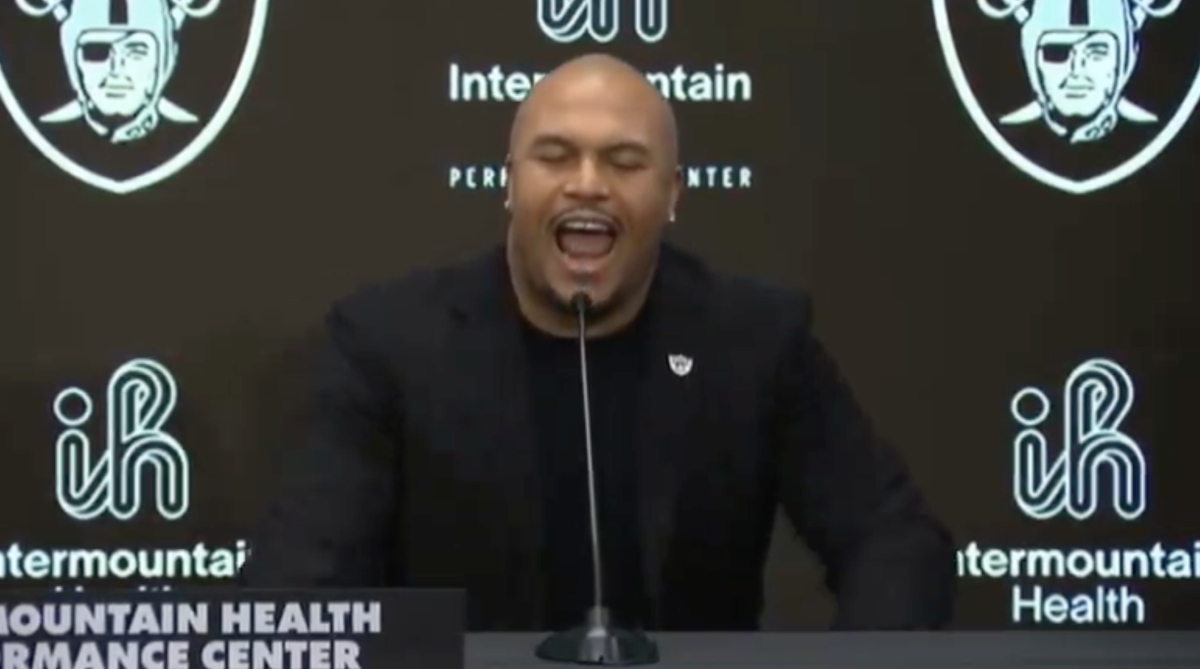 Video: Antonio Pierce Had Perfect Start To His Press Conference - The Spun