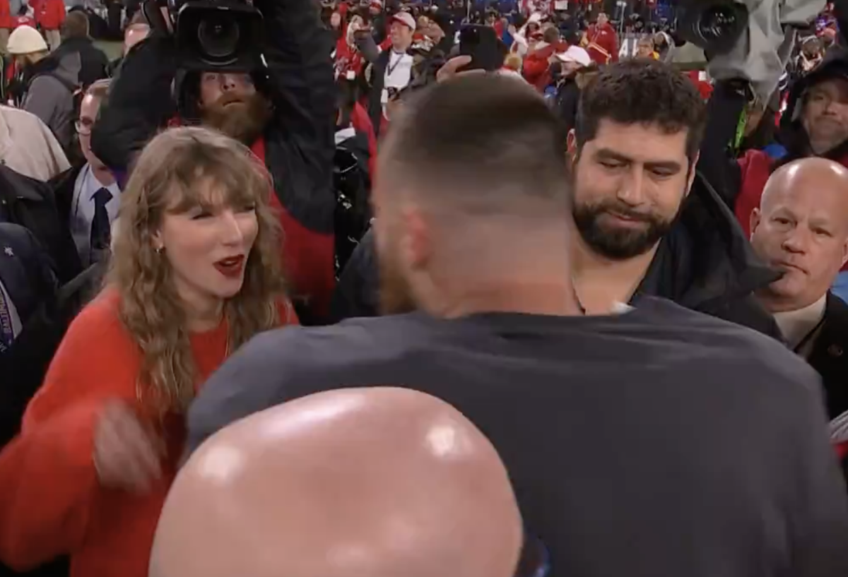 Video: Taylor Swift Kisses Travis Kelce Following AFC Championship - The  Spun