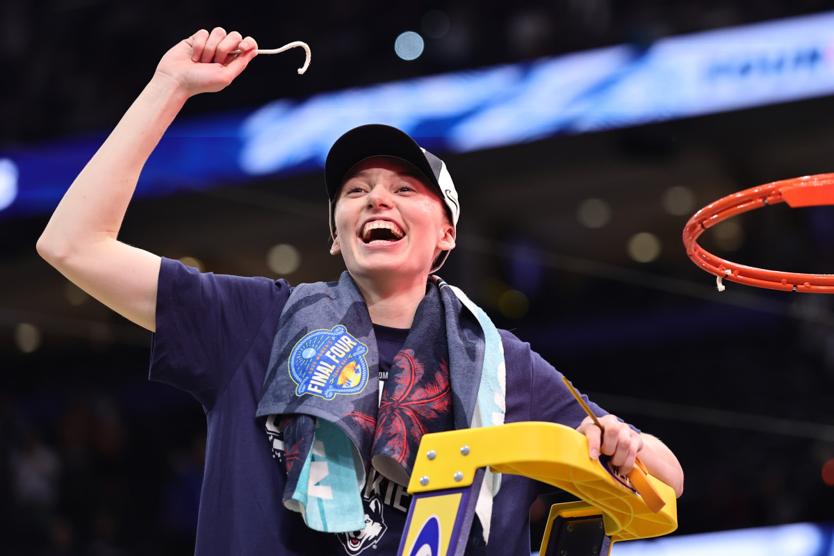 Paige Bueckers Turns Heads In Wnba Draft Outfit The Spun Paige Bueckers Turns Heads In Wnba Draft Outfit The Spun