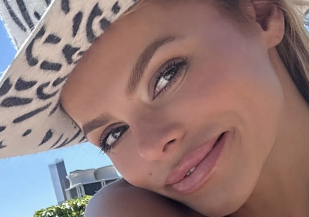 SI Swimsuit Model Poses Nude On New York City Roof - The Spun