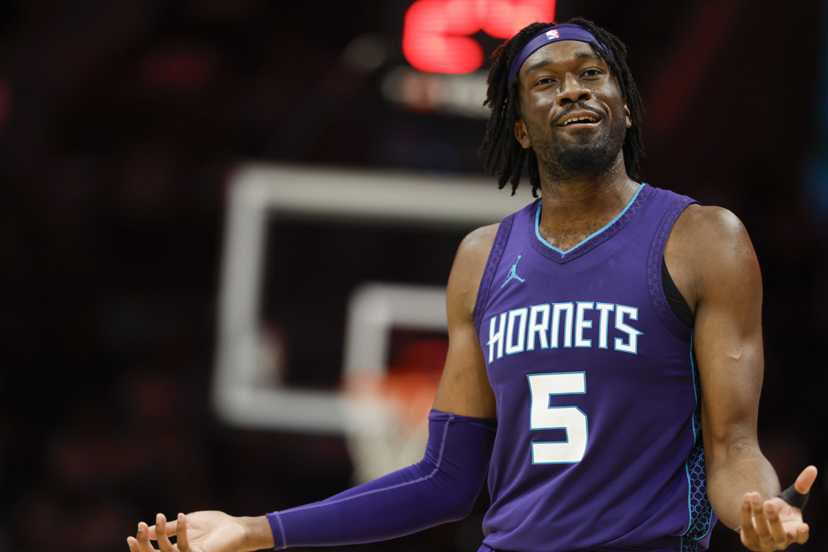 Trung phong Mark Williams (5) của Charlotte Hornets phản ứng với lời kêu gọi của trọng tài trong hiệp hai trận đấu với Chicago Bulls.