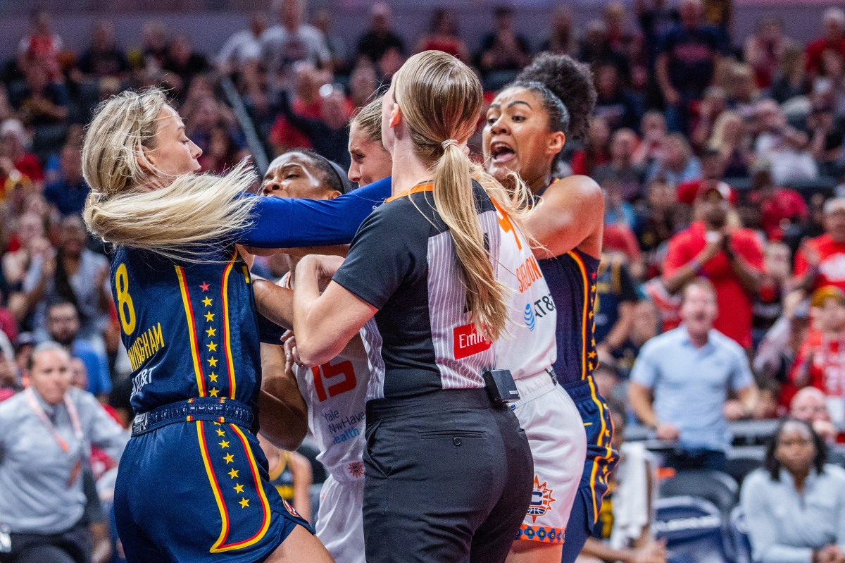 Connecticut Sun Coach Doesn't Hold Back On Sophie Cunningham - The Spun