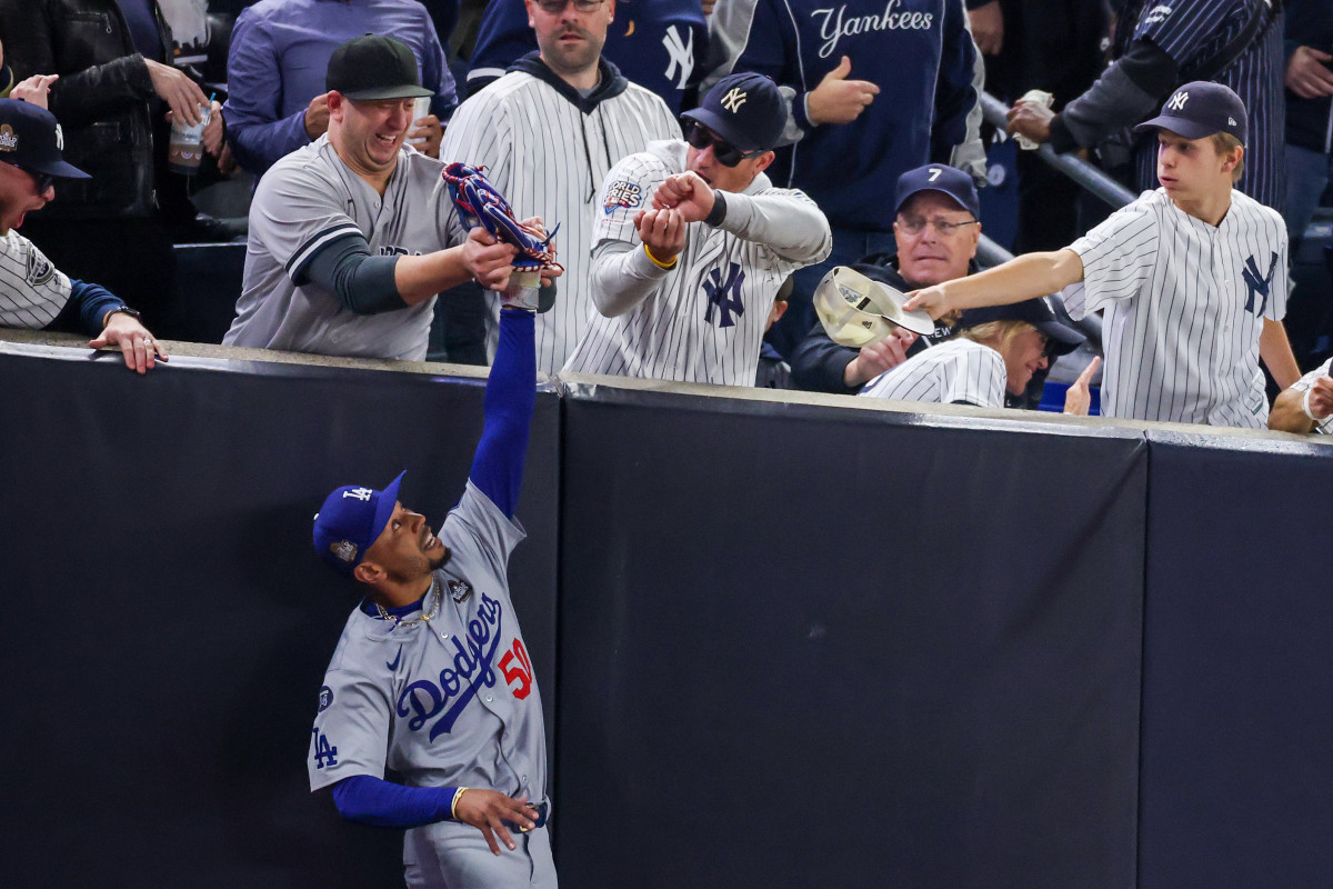 Video Shows How Other Yankee Fans Reacted To 2 Yankees Fans Getting ...