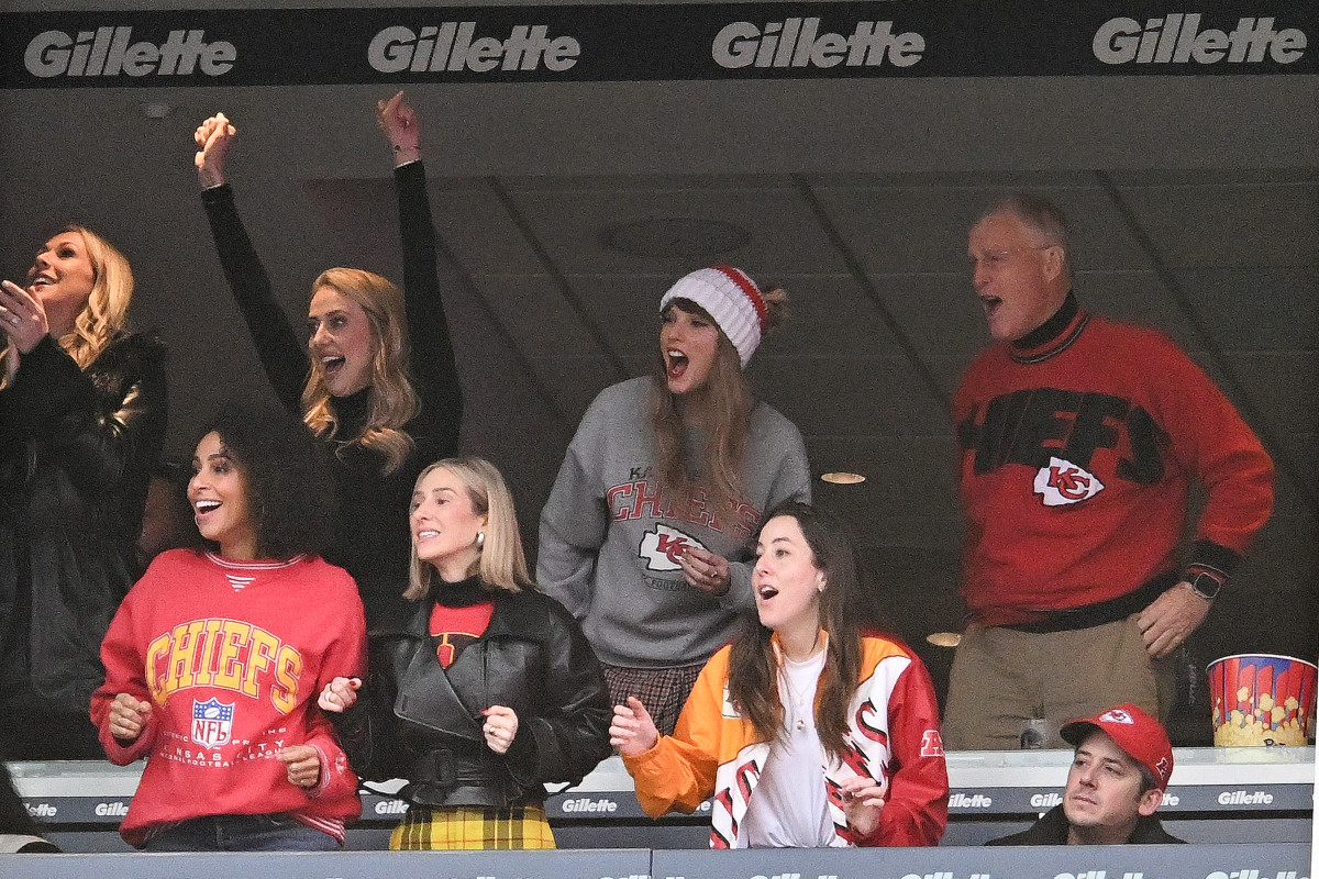 FOXBORO, MA - DECEMBER 17: Brittany Mahomes (back row 2nd L), Taylor Swift, and Scott Swift cheer while watching the game between the Kansas City Chiefs and New England Patriots at Gillette Stadium on December 17, 2023 in Foxboro, Massachusetts. (Photo by Kathryn Riley/Getty Images)