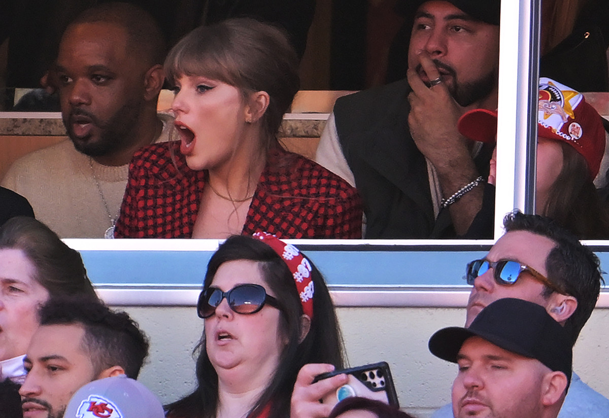 taylor swift super bowl chiefs jacket