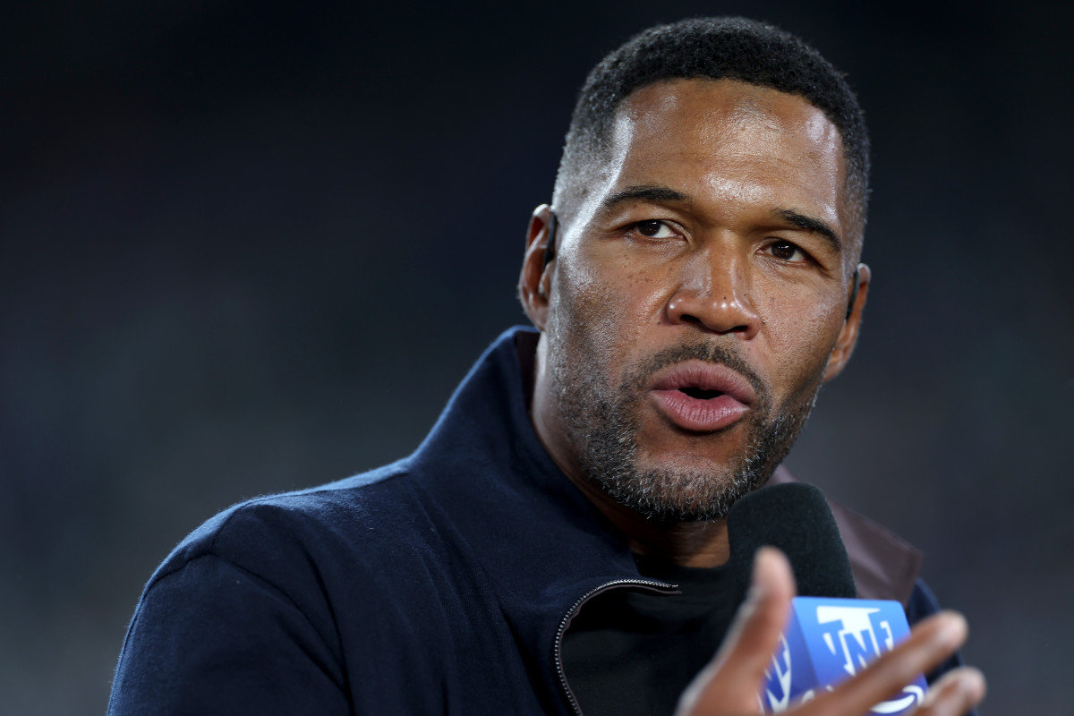 Michael Strahan Breaks Silence On National Anthem Controversy - The Spun