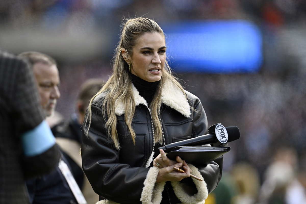 NFL Fans Were Obsessed With Erin Andrews' Outfit Sunday - The Spun