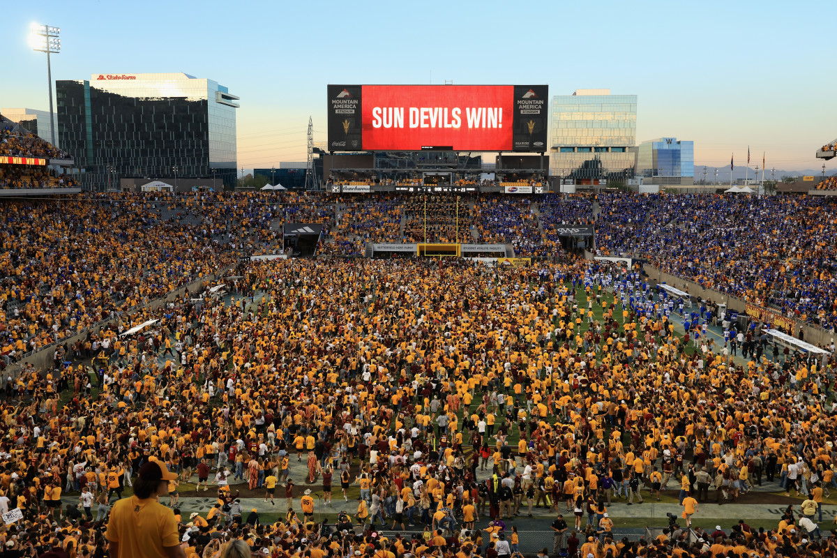 Fans At BYU-Arizona State Game Started Tearing Down Goal Posts Before ...