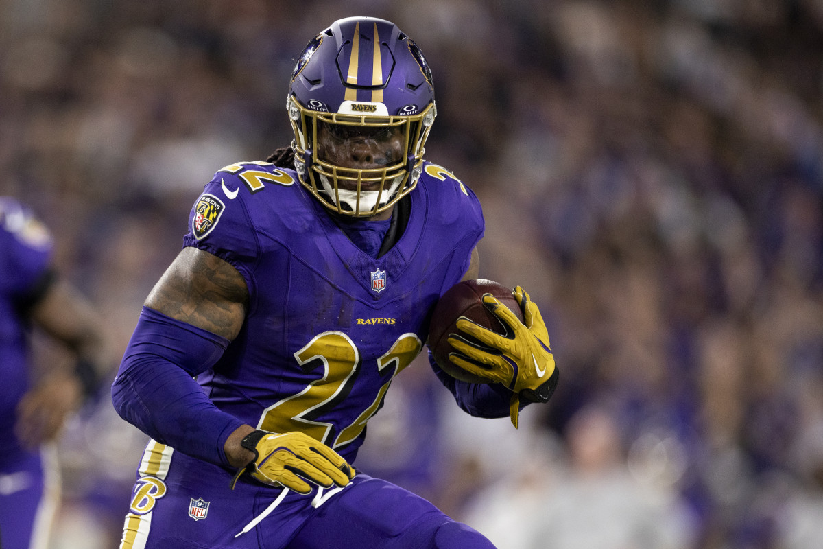 Baltimore Ravens running back Derrick Henry carries the ball against the Cincinnati Bengals.