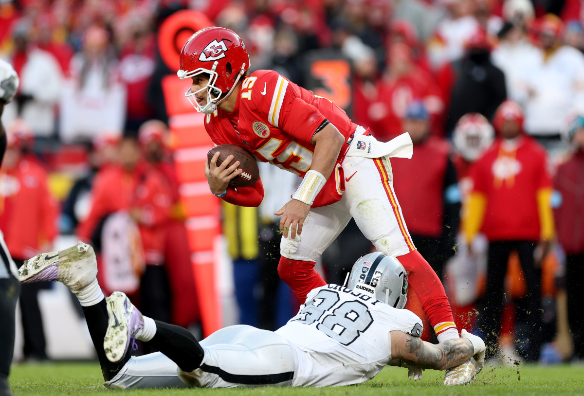 NFL Fans Are Convinced Patrick Mahomes Faked Ankle Injury - The Spun