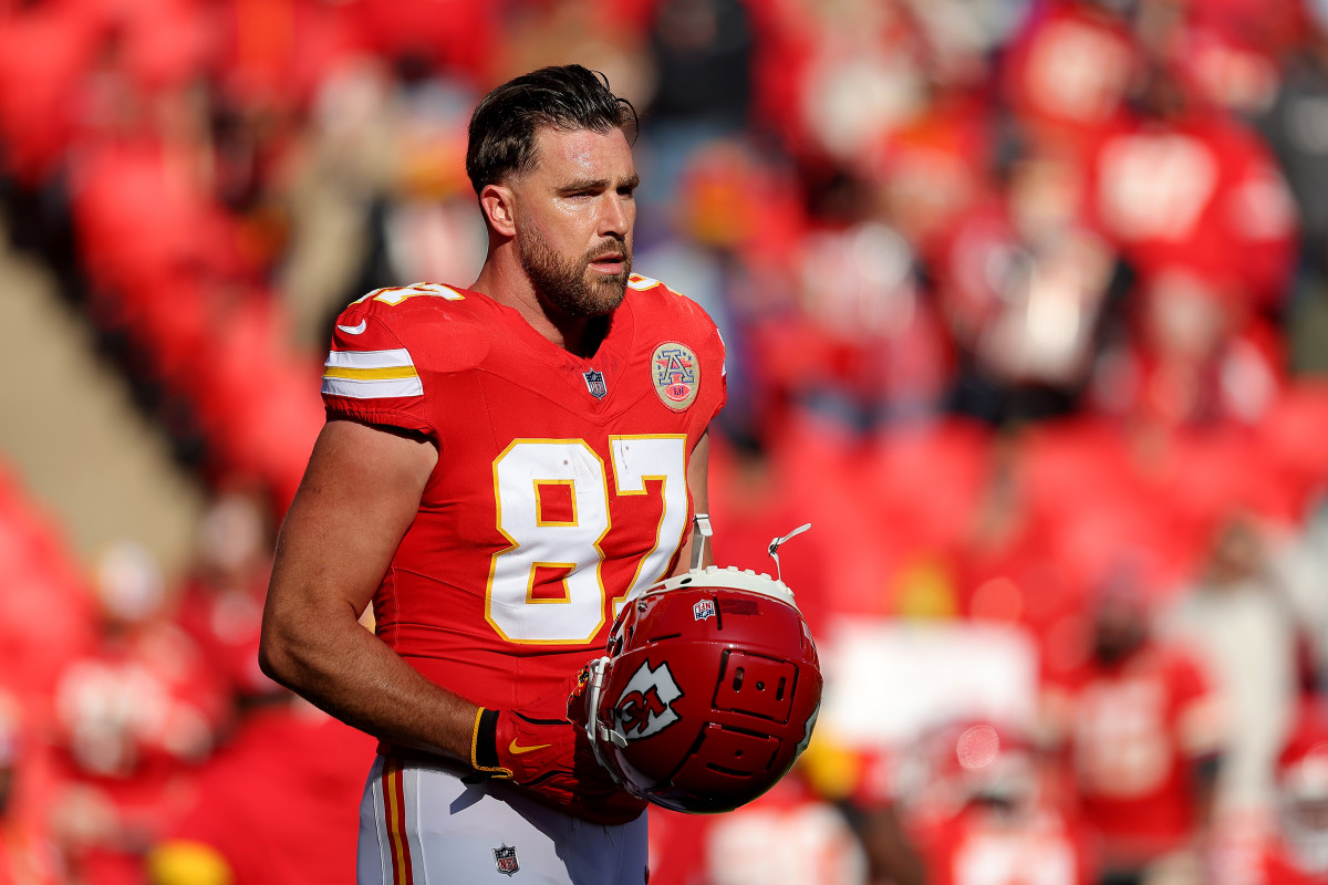 Travis Kelce on field on Nov. 29.