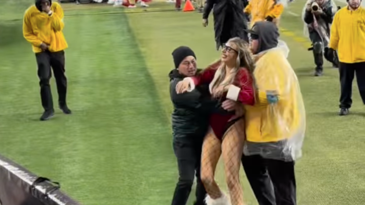 Models Tried Streaking At 49ers-Rams Game In Christmas-Themed Outfits - The  Spun