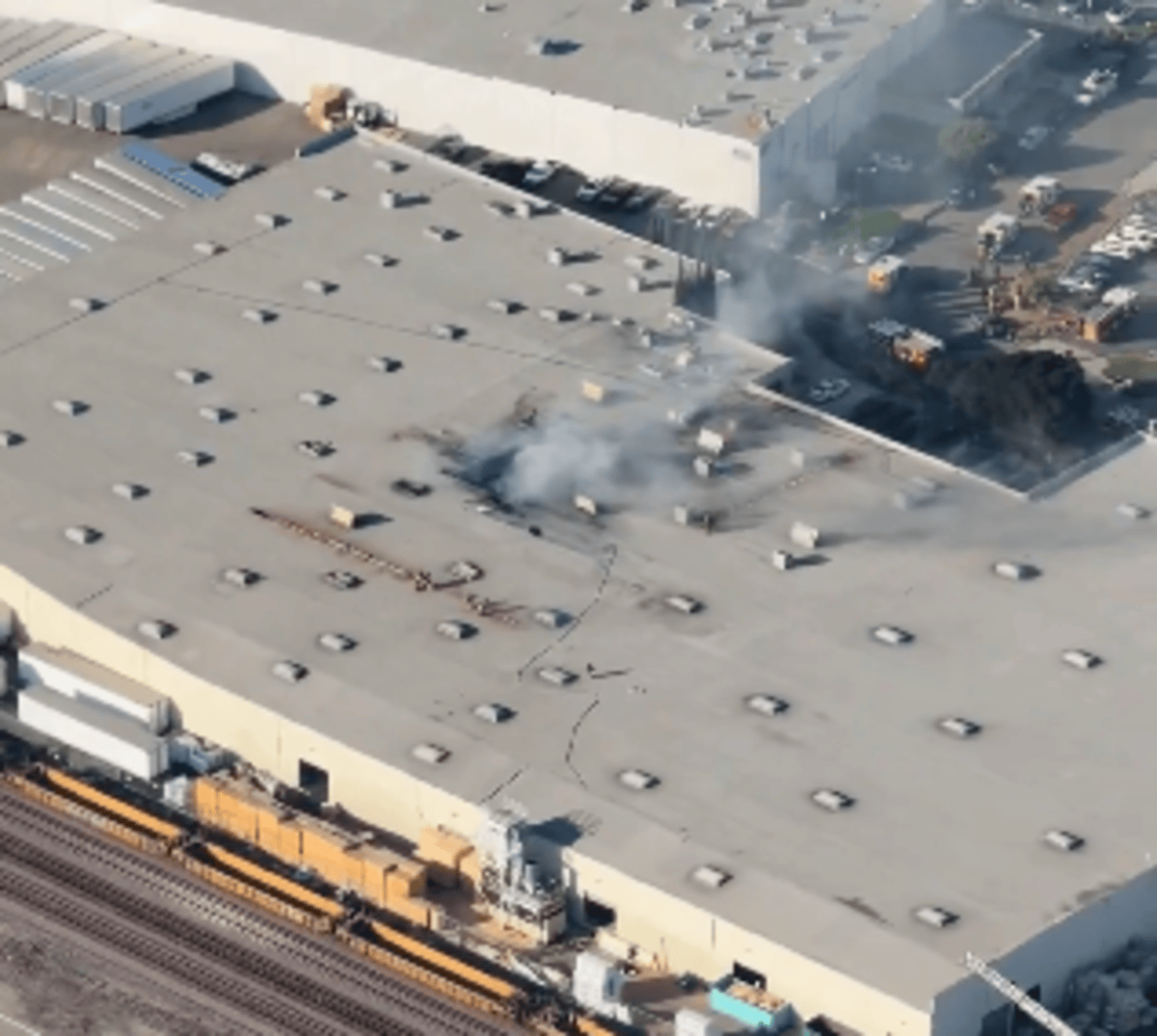 Video Plane Crashed Into California Warehouse On Thursday The Spun