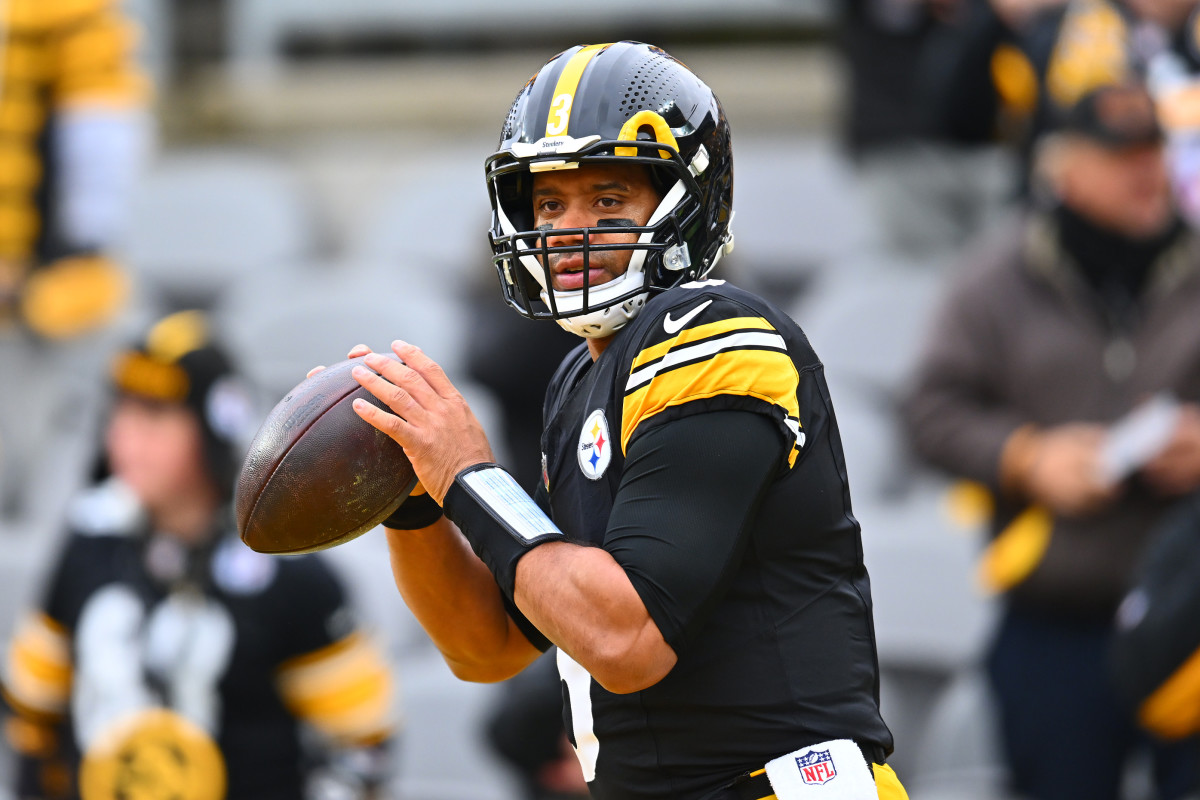 Pittsburgh Steelers quarterback Russell Wilson warms up.
