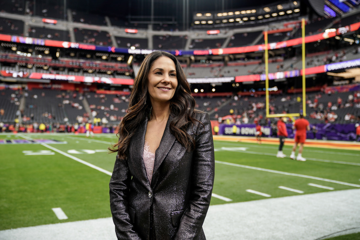 Tracy Wolfson Turns Heads With Swimsuit Photo At 49 - The Spun