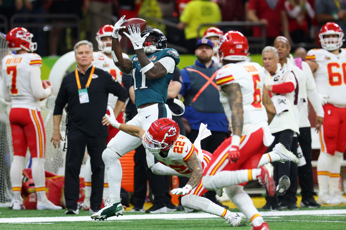 A.J. Brown catches a pass.