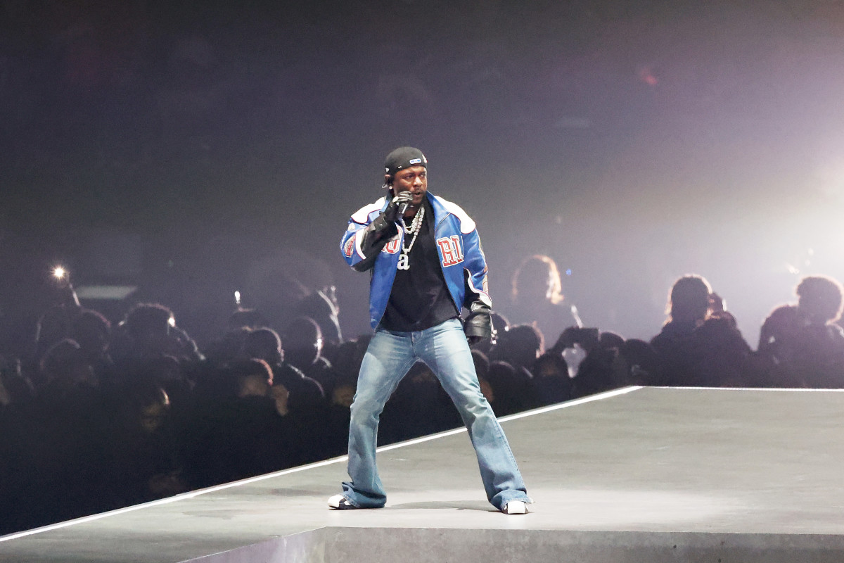 Kendrick Lamar on Super Bowl halftime show stage.