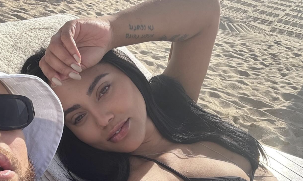 Ayesha Curry shares a swimsuit selfie.