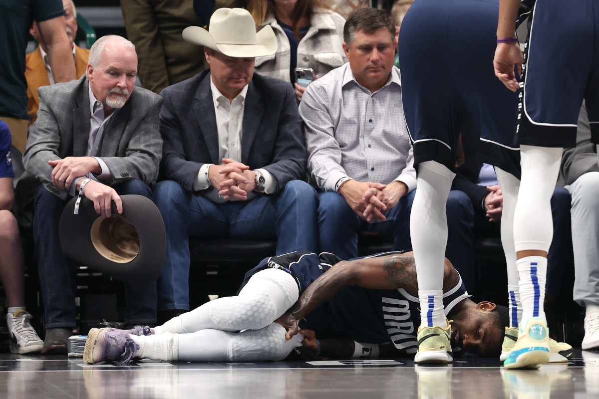 Mavericks guard Kyrie Irving suffers an injury.