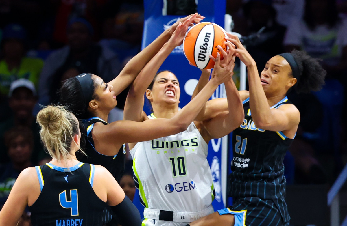 Brianna Turner (right) in action for the Chicago Sky last year.