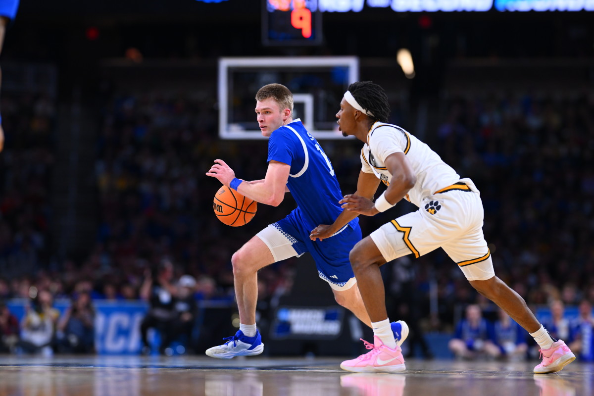 Bennett Stirtz dribbles the ball against Missouri.