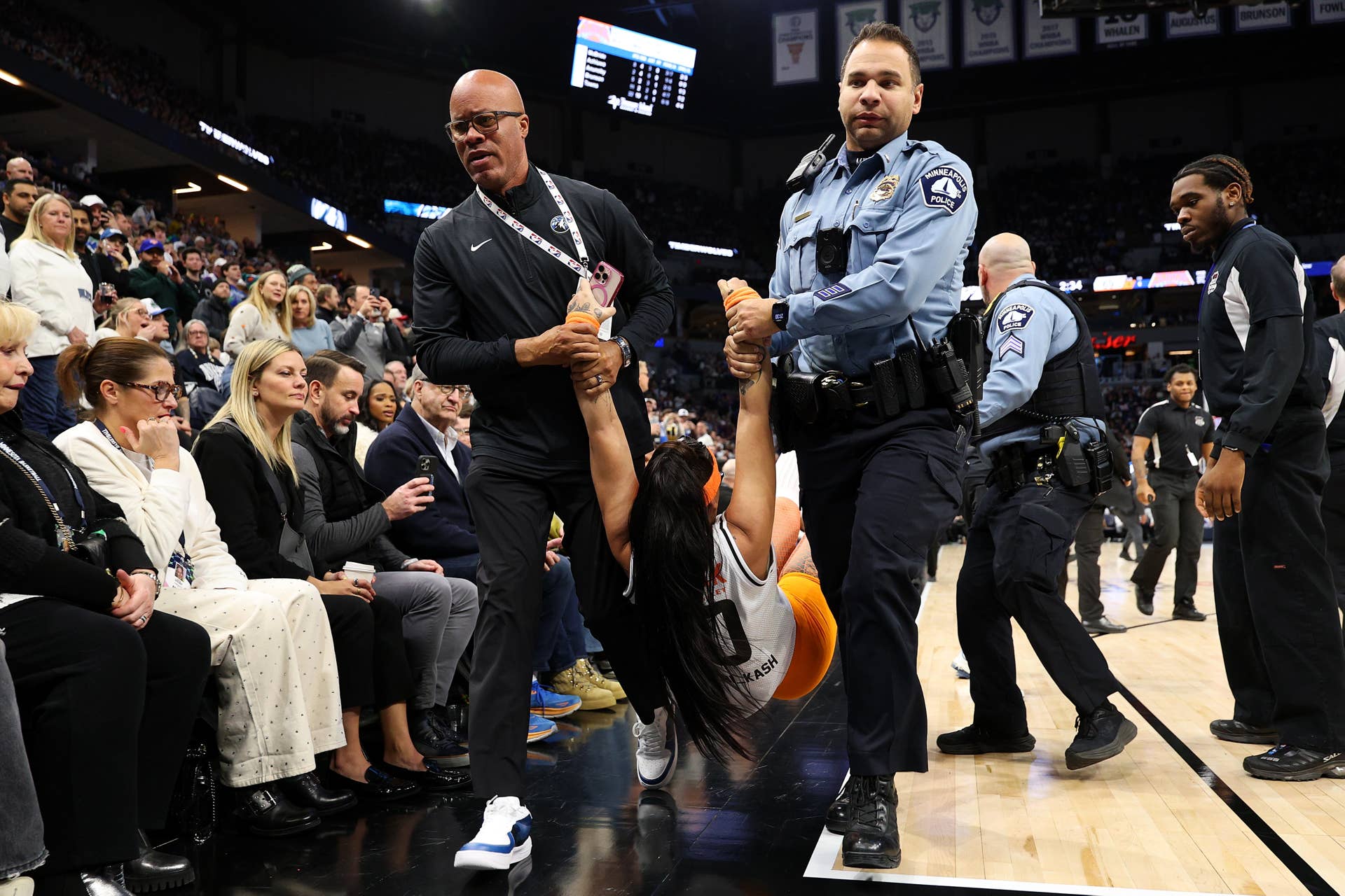 Knicks Rioting Fans Who Stormed Court During Knicks Game Have Been Identified - The Spun