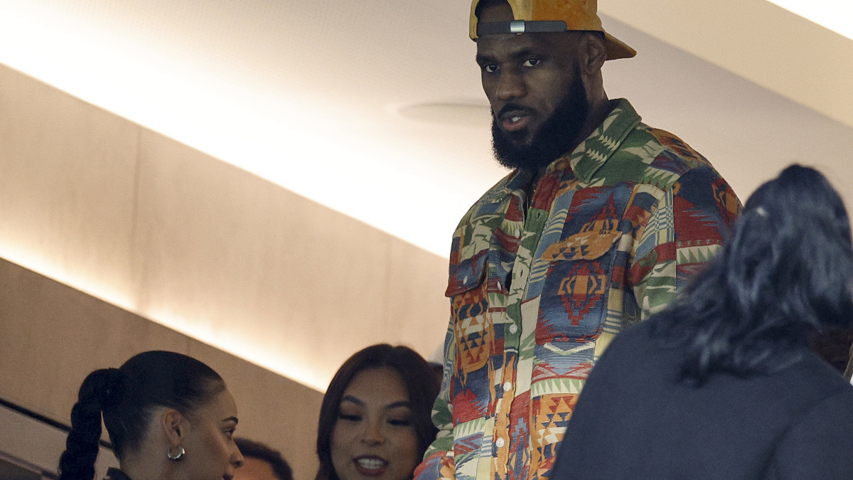 lebron james and heckler