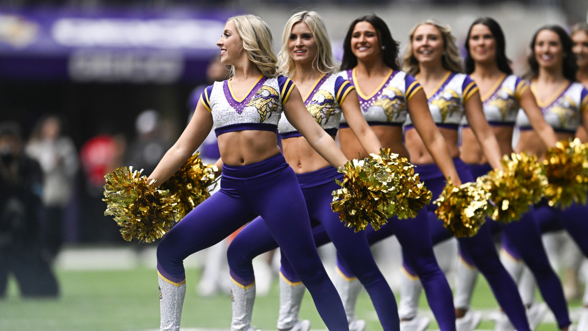 Bombshell' Vikings Cheerleader Has Everyone's Attention On Monday - The Spun