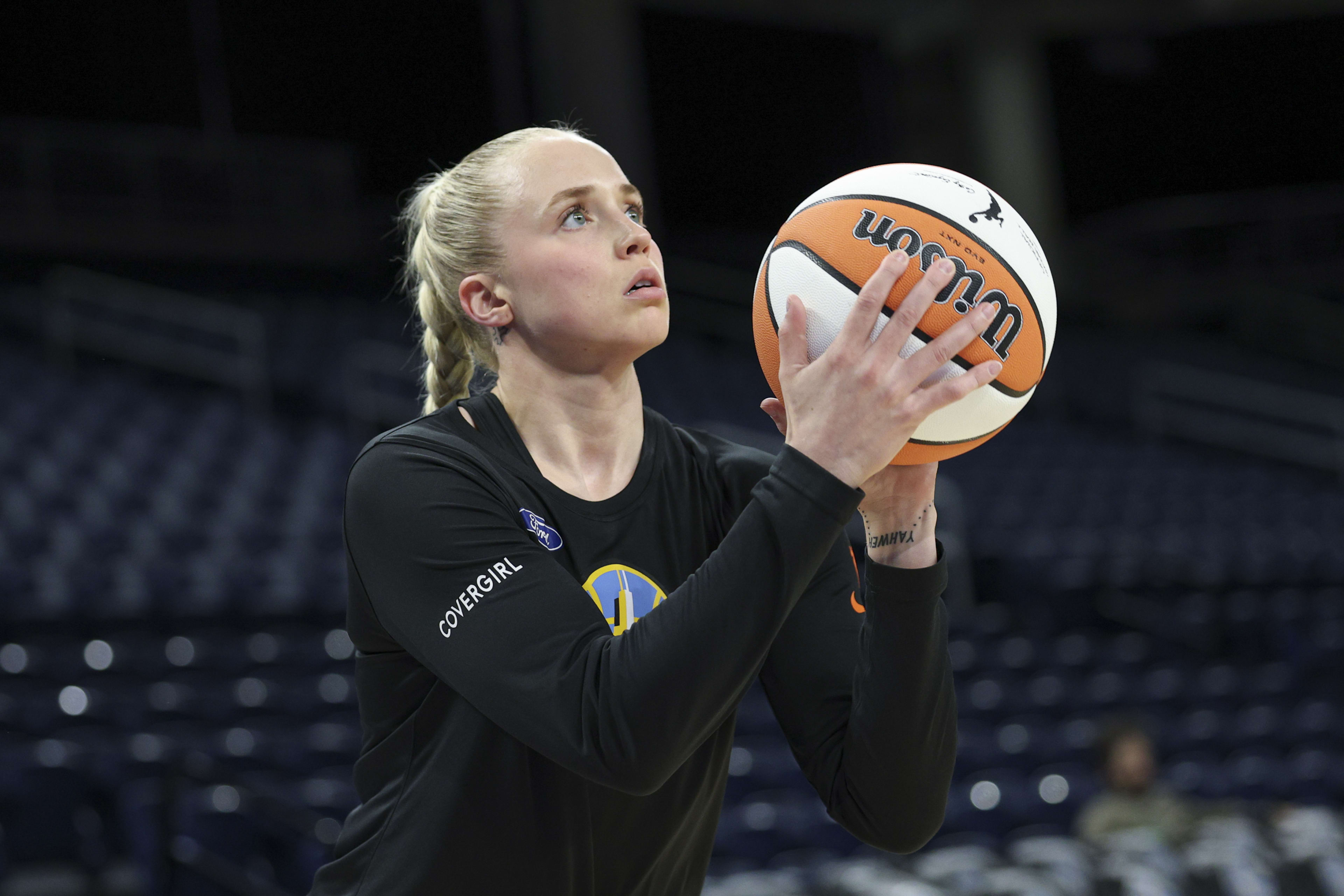 Hailey Van Lith warming up for the Sky.