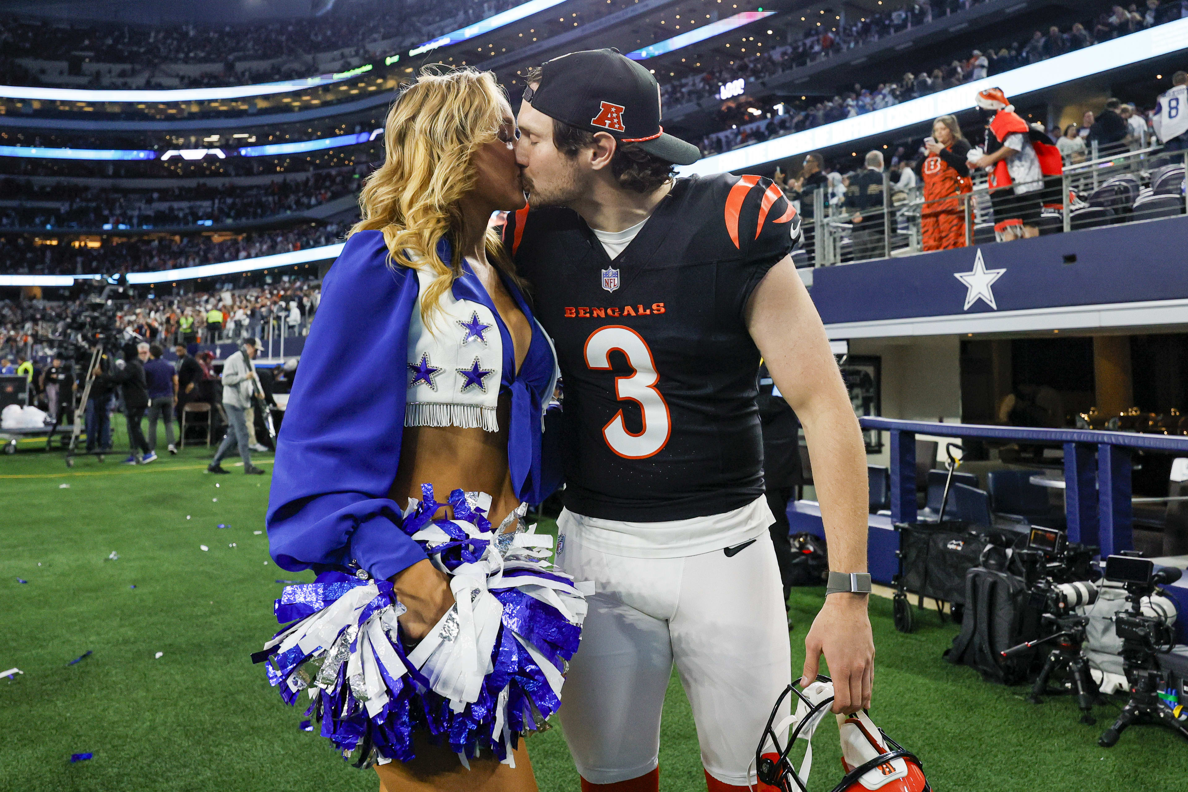 Dallas Cowboys Cheerleader Kisses Bengals Player After Monday's Game ...