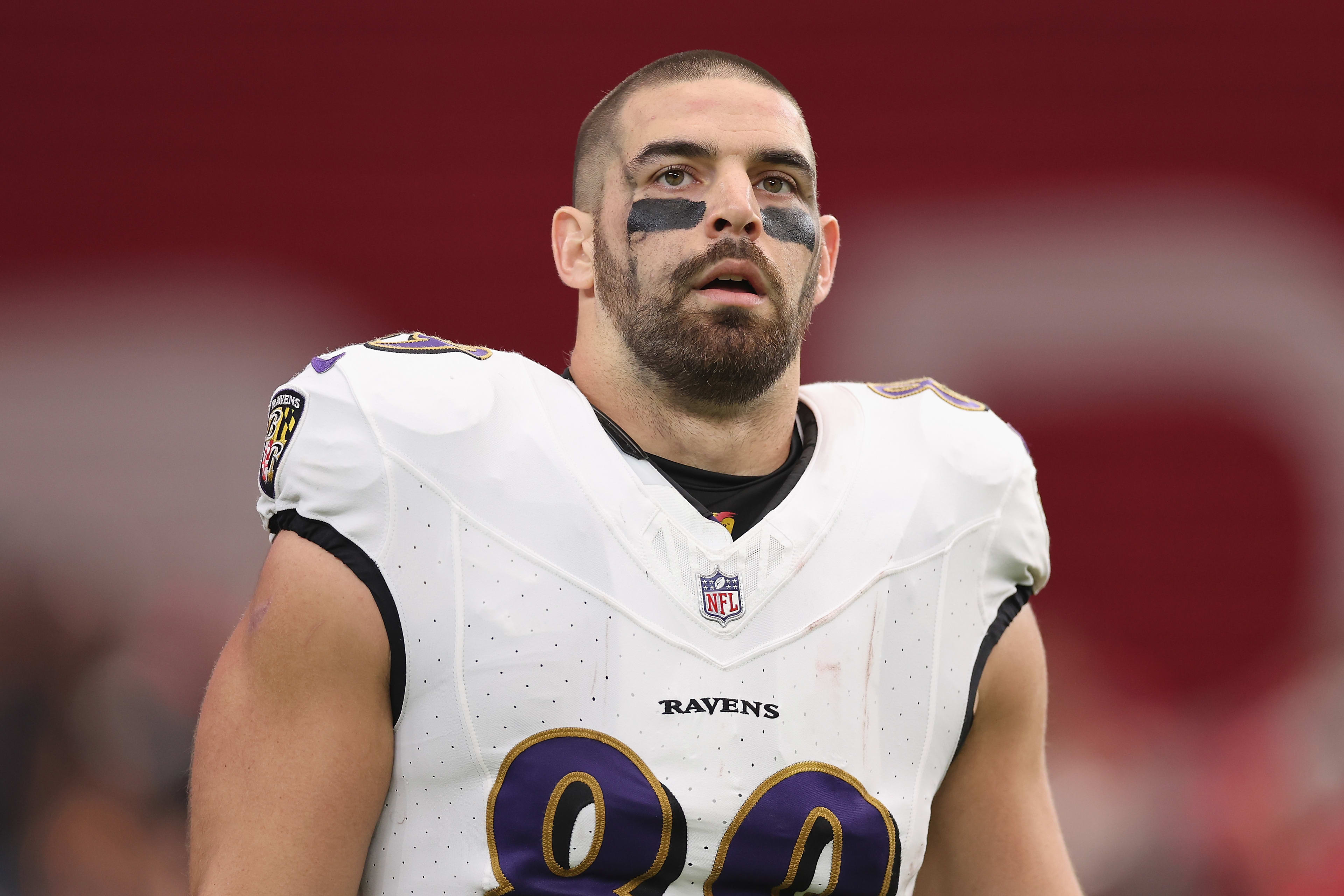 After his request for a raise was denied, Baltimore Ravens catcher Mark Andrews fired off eight angry words to the coaching staff: "I'm not going to play for less than I'm worth." The harsh ultimatum has sown uncertainty over his future with the Ravens past 2025. Feeling undervalued despite his growing role on the offense, Andrews is reconsidering his commitment to the team. How will this impasse affect the Ravens' passing game? Let's explore the implications of this contract dispute for Andrews' career and the team in this exclusive...D