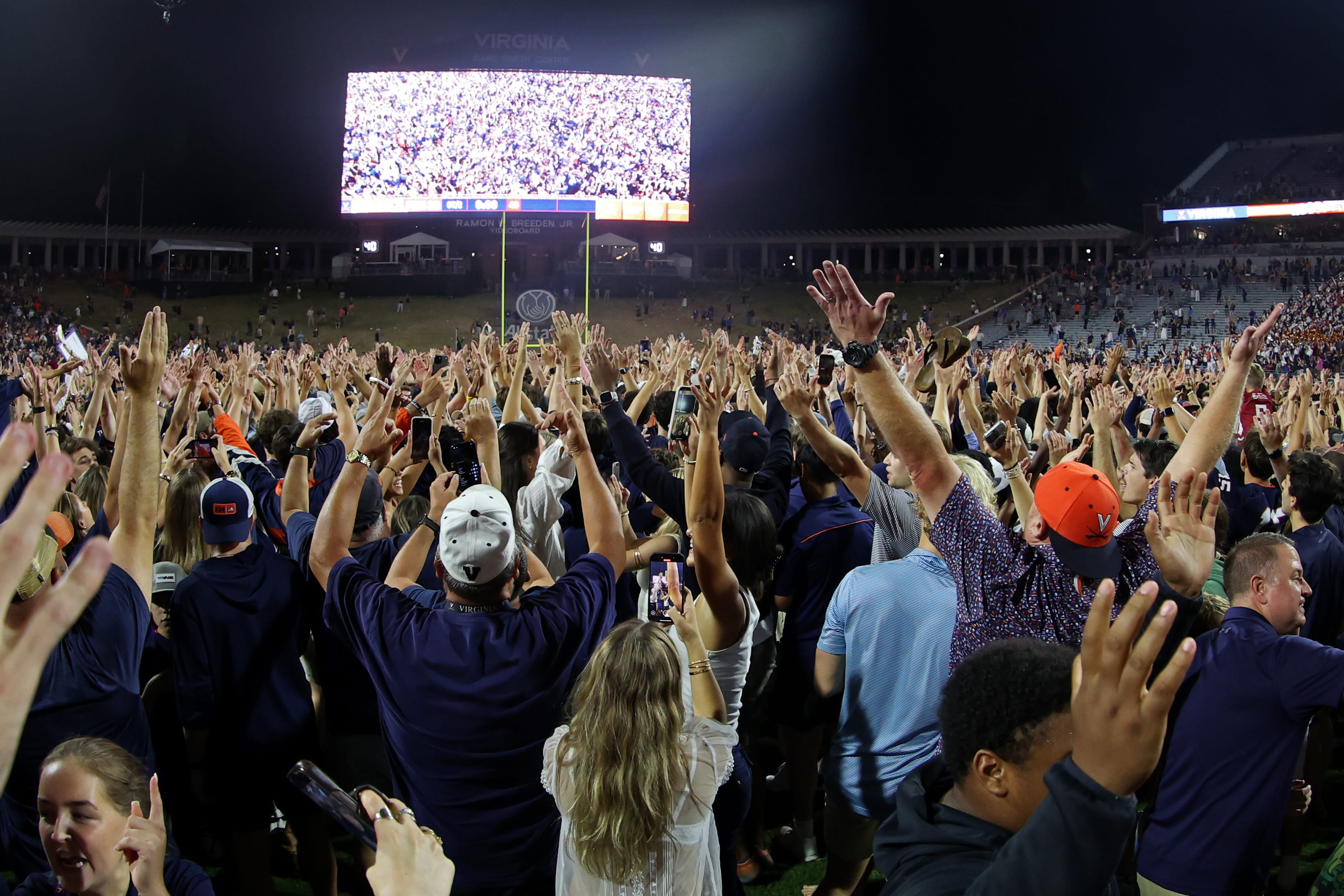 Florida State Player Trampled By Virginia Fans Storming Field - The Spun