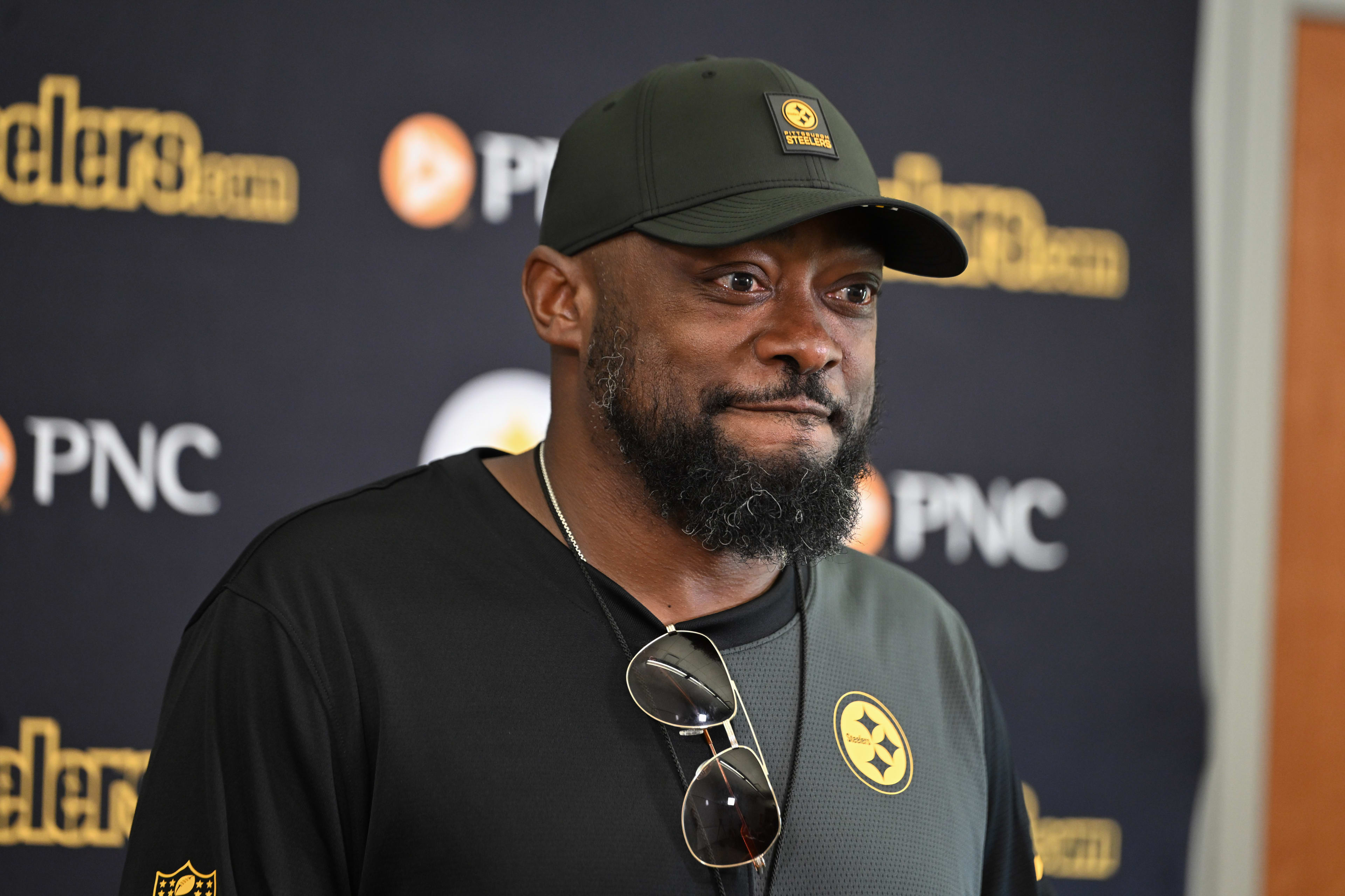 💥 "Wake up, Jeff." 🔴 Mike Tomlin just made a shocking announcement — the Steelers will end all sponsorship deals and business partnerships with Amazon, publicly condemning Jeff Bezos's alleged ties to Trump. The bold statement quickly turned into an ultimatum that stunned both Bezos and the public. "You support Trump, you support hate. I can't stand it," Mike Tomlin strongly declared on his official account. Bezos was reportedly taken aback by the Steelers head coach's uncompromising stance. Hours later, Trump fired back at Truth Social, calling Mike Tomlin a "traitor to America." But Mike Tomlin wasn't silent. Just hours later, he responded with eight short, sharp words — and those words silenced Trump completely, sending social media into a frenzy. binhan