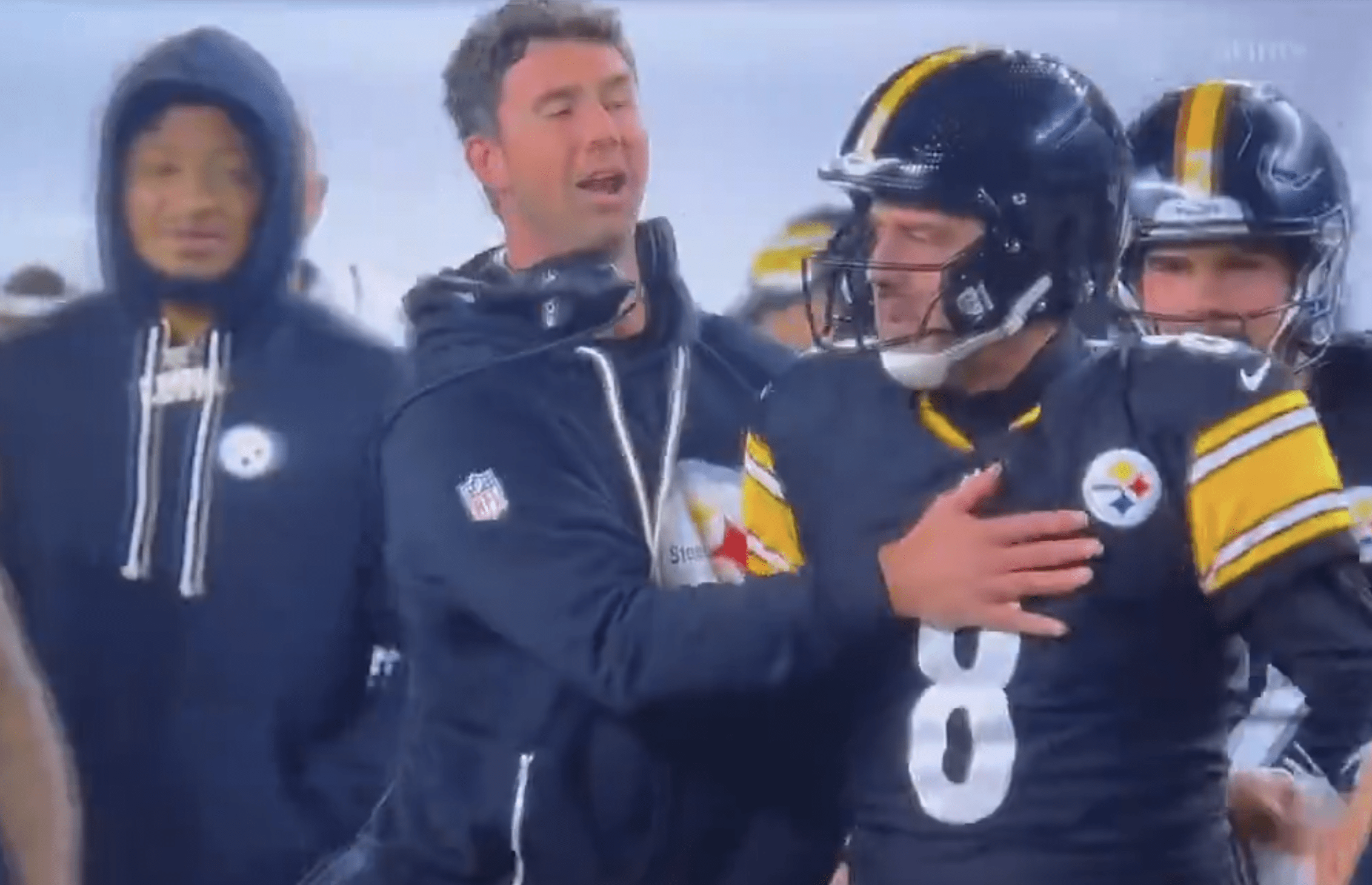 "How Can He Do That?" Aaron Rodgers Completely Loses It On Teammate (Watch) 1 Steelers QB Aaron Rodgers yells at Broderick Jones. - Via The Spun